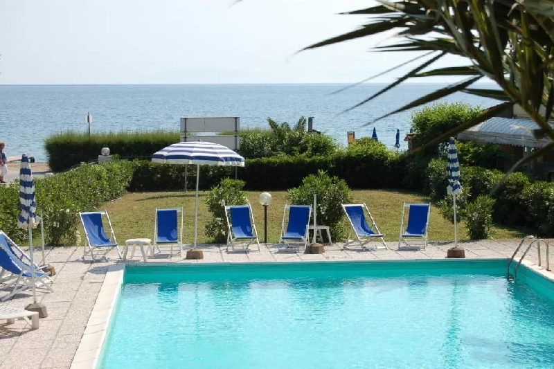 01 esterno e piscina