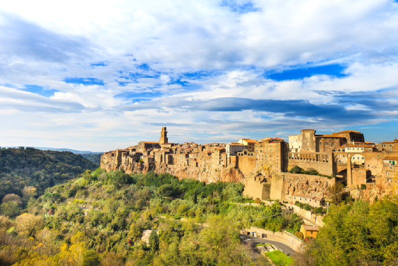 04 il borgo medievale di pitigliano sul paesaggio di tufo