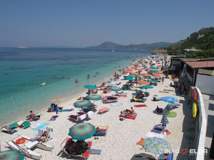 la spiaggia delle ghiaie a portoferraio 2